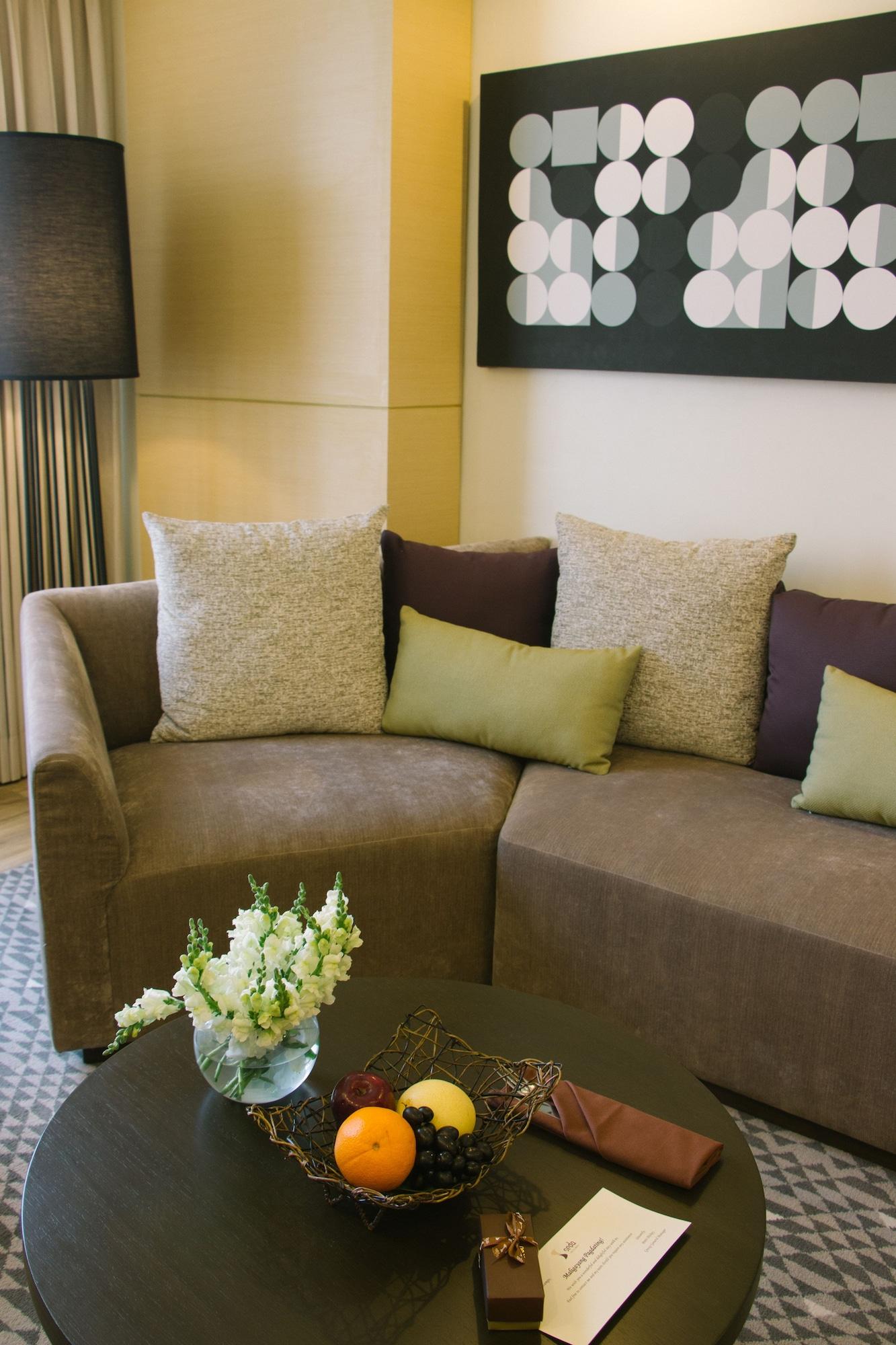 Seda Vertis North Quezon City Kültér fotó A sofa with cushions