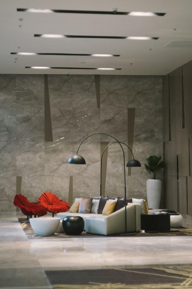 Seda Vertis North Quezon City Kültér fotó A three-armed floor lamp