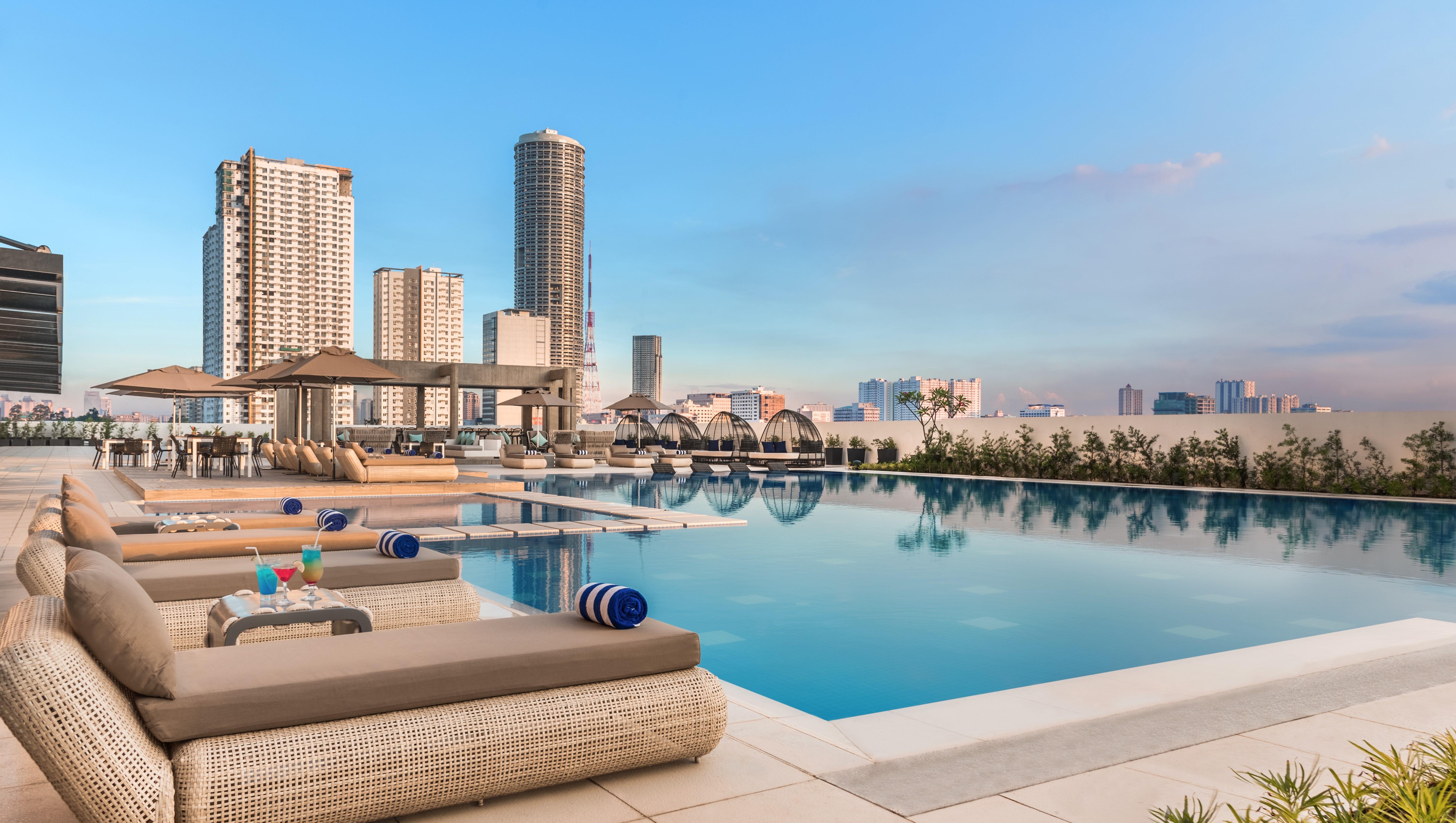 Seda Vertis North Quezon City Kültér fotó The Infinity Pool at the 10th floor of the hotel