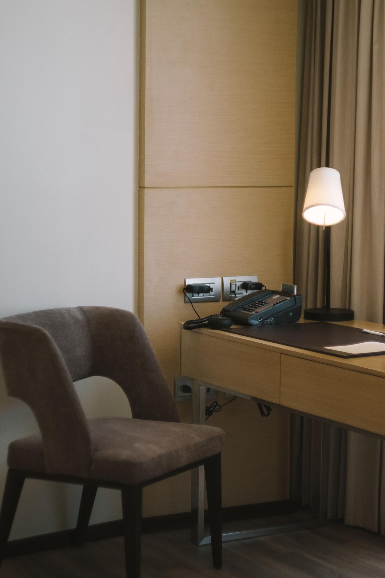 Seda Vertis North Quezon City Kültér fotó A hotel room telephone
