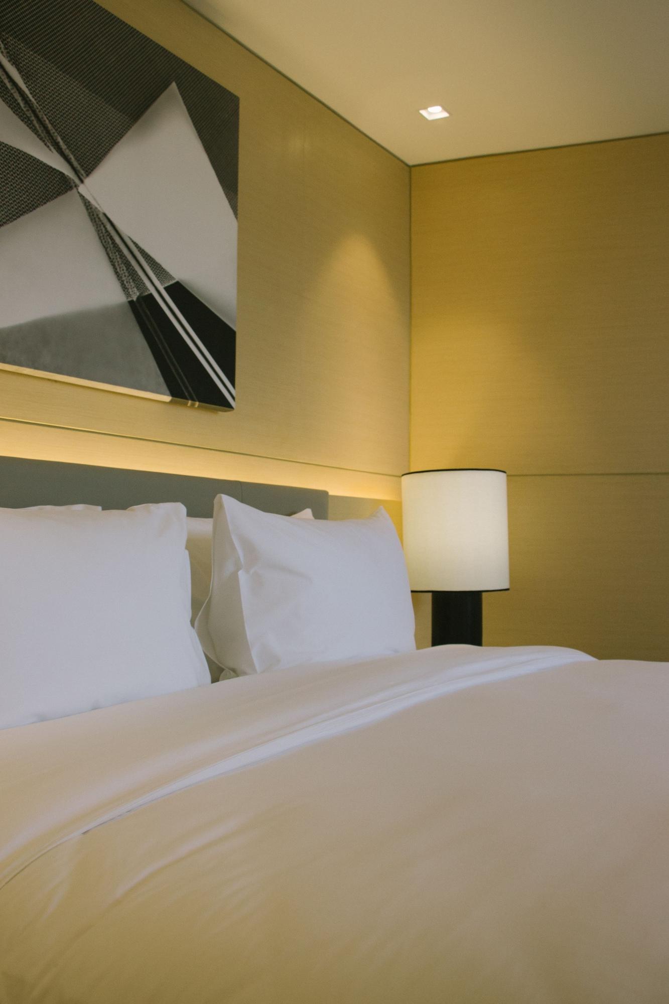 Seda Vertis North Quezon City Kültér fotó A bed with two pillows