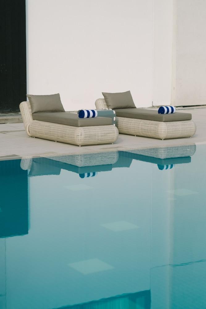 Seda Vertis North Quezon City Kültér fotó Pool furniture