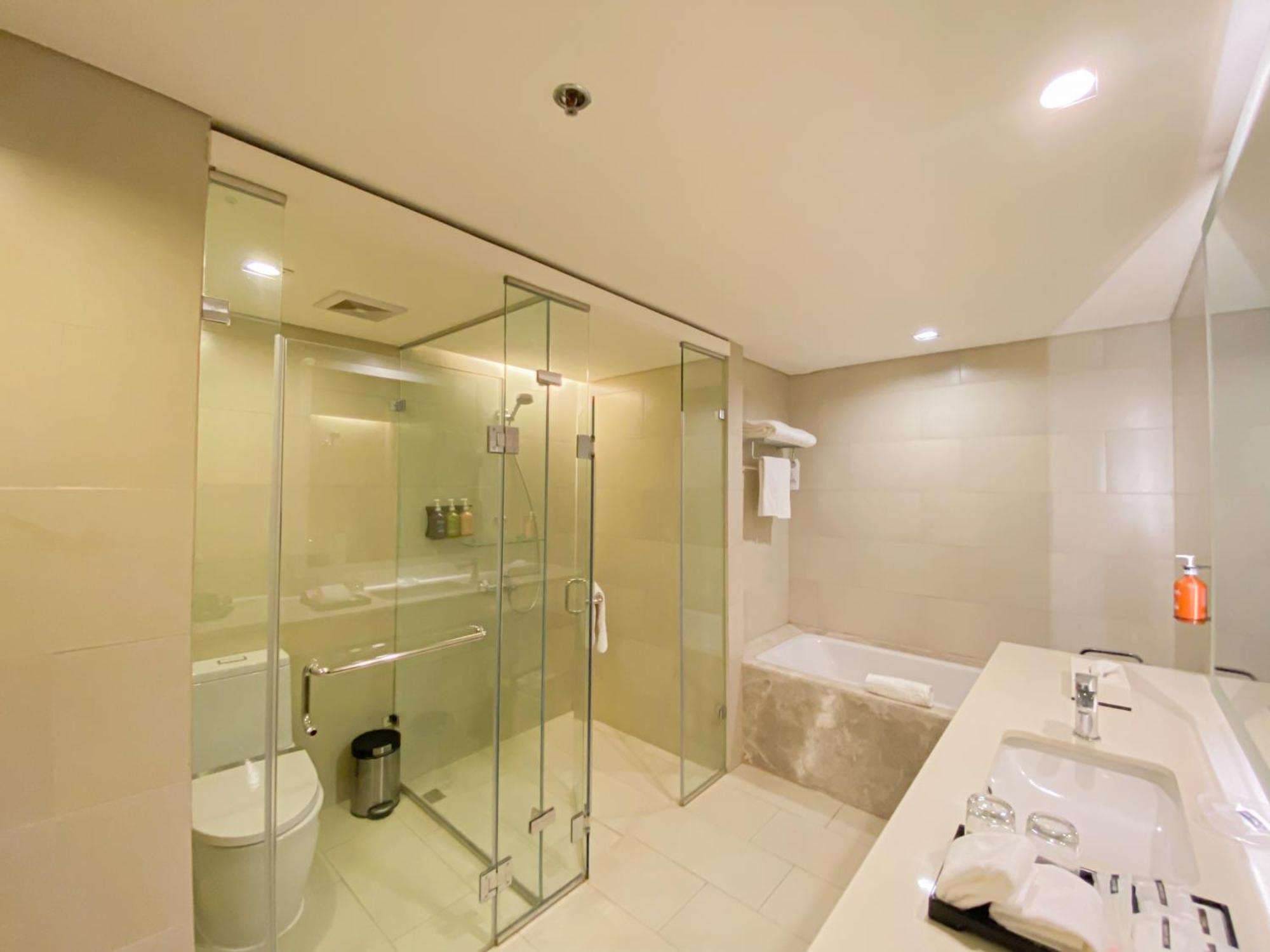 Seda Vertis North Quezon City Kültér fotó A bathroom in a hotel